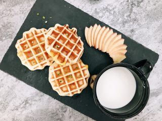 芝士培根夹心华夫饼,煎至两面金黄即可