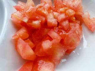 【宝宝辅食】三文鱼杂蔬意面,西红柿去皮切碎