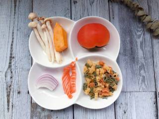 【宝宝辅食】三文鱼杂蔬意面,准备食材：宝宝意面、西红柿 半个、海鲜菇 5个、南瓜 1小块、洋葱、三文鱼