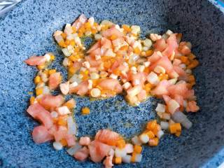 【宝宝辅食】三文鱼杂蔬意面,放入西红柿翻炒至番茄出汁