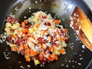 腊肠土豆焖饭,加入洗净的米饭翻炒，稍微炒至米粒稍变透明后关火