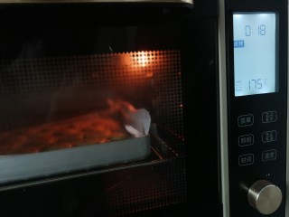 黑芝麻薄脆饼,放入预热好的烤箱，175度，上下火，18分钟左右
