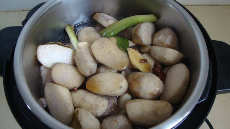 芋头烧牛肉,连汤带一起倒入高压锅里压制25分钟即可