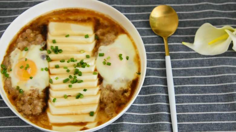 豆腐抱蛋—美味营养食材又很丰富的一道快手菜,如此美味，在家就能做。