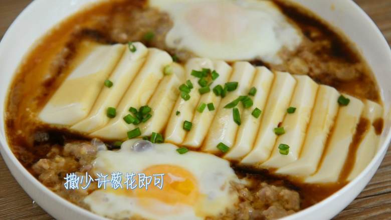 豆腐抱蛋—美味营养食材又很丰富的一道快手菜,入出锅后，淋一勺生抽、撒少许葱花即可。