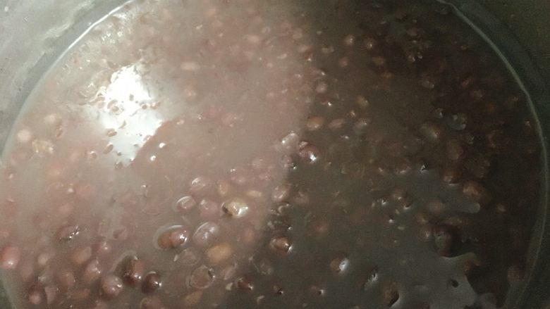 桃胶陈皮红豆沙,一直熬煮到红豆看起来软烂。
(期间水不够的话，可以适当的添加哦~)