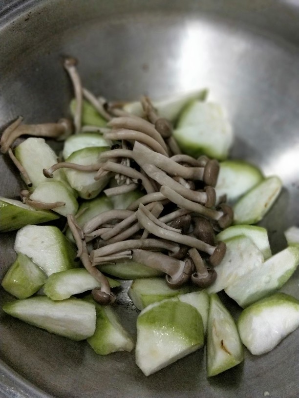 丝瓜烧真姬菇油豆泡,丝瓜稍炒软，放入真姬菇同炒。
