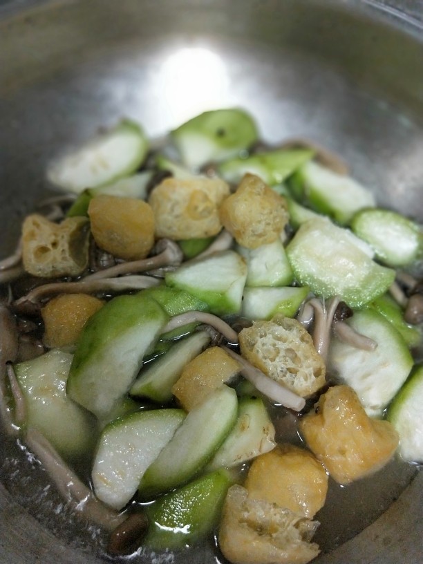 丝瓜烧真姬菇油豆泡,都去少许净水兜匀，放入油豆泡同煮。