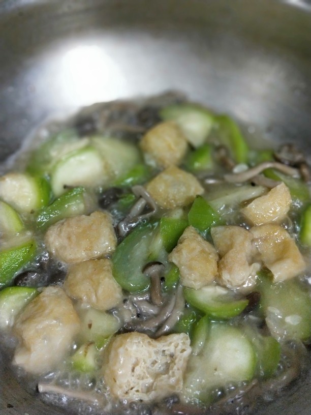 丝瓜烧真姬菇油豆泡,煮至油豆泡变软，吸足了丝瓜和真姬菇煸炒出来的清甜汤汁。