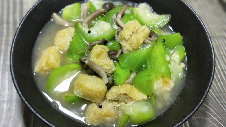 丝瓜烧真姬菇油豆泡,加入些许盐和蘑菇粉(可省略）调味，即可起锅。