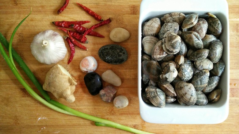 桑拿蛤蜊,准备食材，还有做桑拿蛤蜊用的鹅卵石。