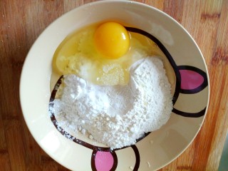 椒盐杏鲍菇,打入一个鸡蛋