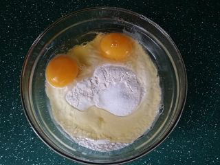 香葱鸡蛋饼,准备一个大碗，倒入面粉和食盐，敲入2个鸡蛋再加适量清水，搅拌成鸡蛋面糊