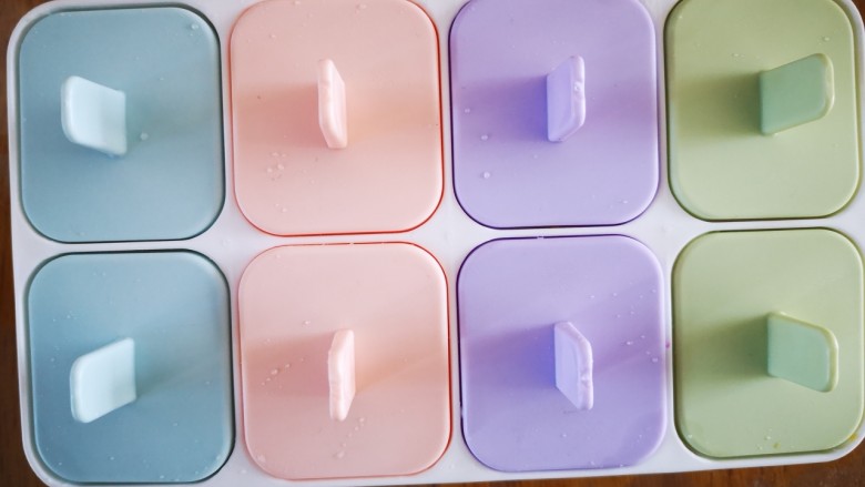 多彩酸奶冰棒,4小时后取出，在室温下置放到可取出