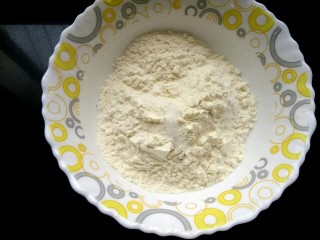 快手鸡蛋煎饼,碗中放入适量面粉，加入少量盐