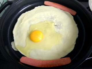 快手鸡蛋煎饼,打入一个鸡蛋