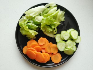 巴沙之恋,煎的过程中可以先把蔬菜准备好，生菜洗净掰小段，黄瓜、胡萝卜切片、紫甘蓝切细丝备用。