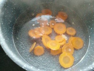 巴沙之恋,烧热水，水开后，把胡萝卜用热水焯一分钟左右捞出过冷水备用。