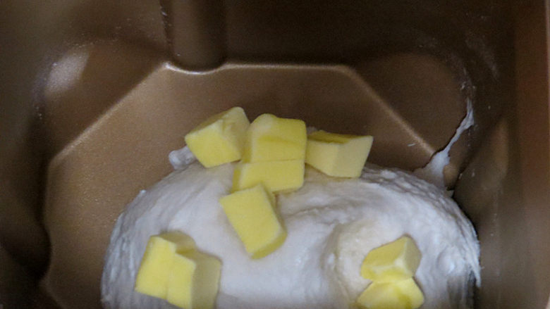 美味时尚面包【纺锤形砂糖黄油餐包】,加入黄油，继续和面程序20分钟