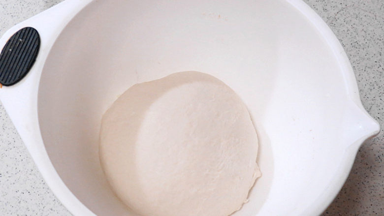 美味时尚面包【纺锤形砂糖黄油餐包】,将面团调整成圆形放入盆内，进行基础醒发；