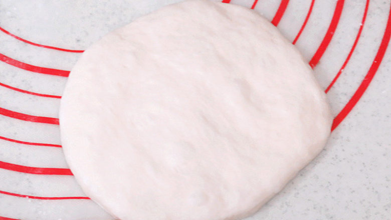 美味时尚面包【纺锤形砂糖黄油餐包】,用手掌按压面团，去除气体