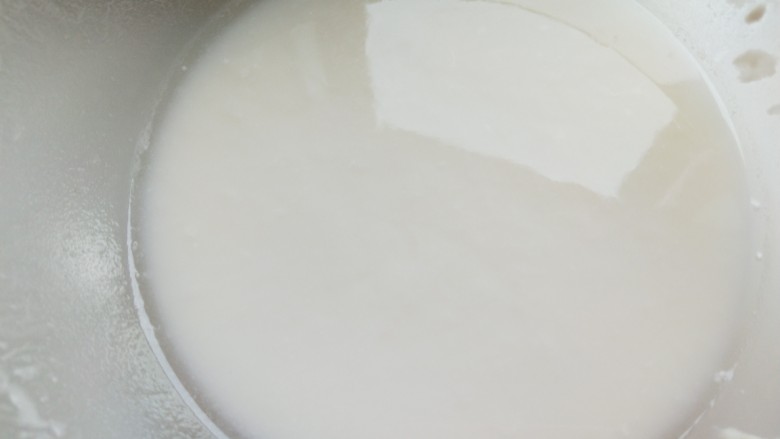 鸡蛋小米煎饼,取一个碗倒入小麦粉加适量水搅拌均匀。