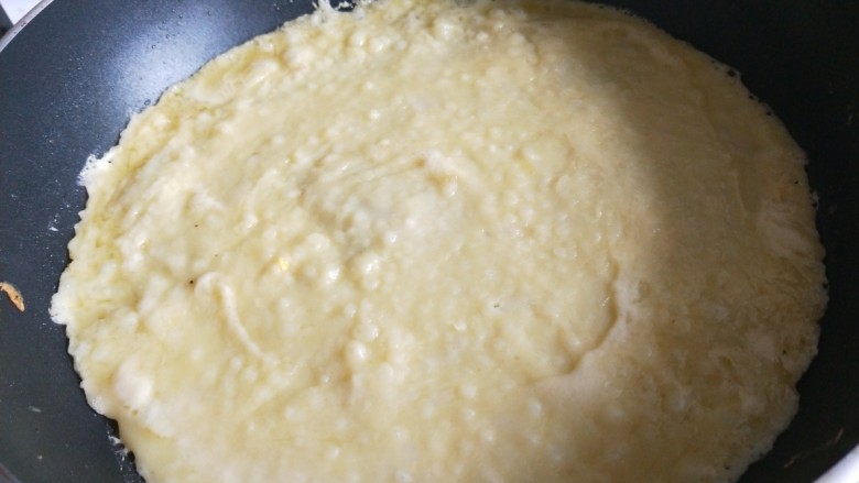鸡蛋小米煎饼,平底锅烧热倒入适量油，倒入一大勺面糊，摇一摇，晃一晃，叫面糊均匀流均匀。