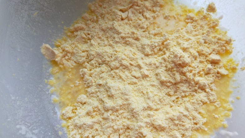 鸡蛋小米煎饼,在加入小米粉搅拌成糊。