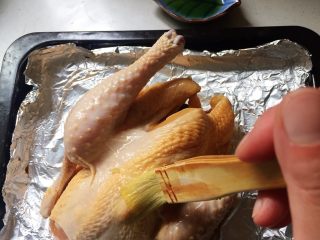 家常烤鸡,烤制前，在鸡身上均匀地刷上一层橄榄油