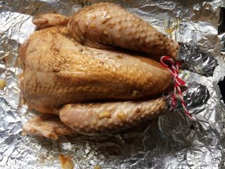 家常烤鸡,把香叶、蒜末，生姜塞一点到鸡肚子里，用棉绳将鸡腿绑住，放在铺了锡纸的烤盘上
