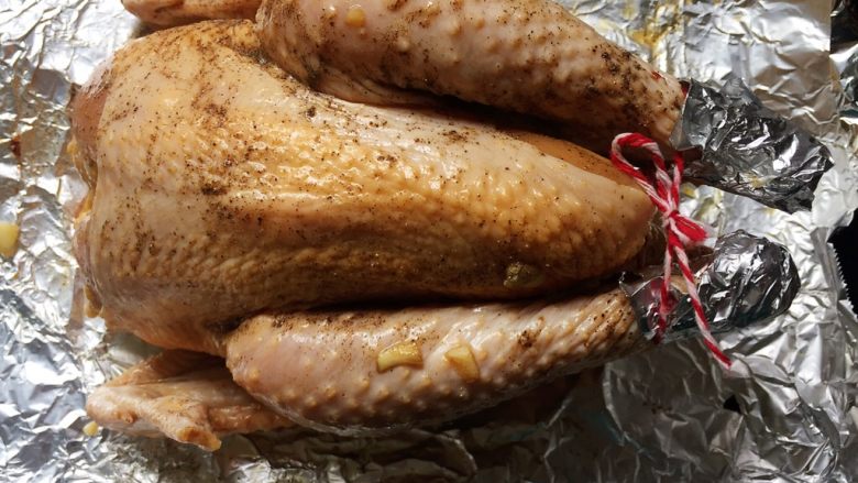 家常烤鸡,把香叶、蒜末，生姜塞一点到鸡肚子里，用棉绳将鸡腿绑住，放在铺了锡纸的烤盘上