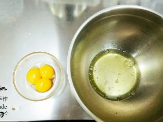 松软杯子蛋糕,先把鸡蛋的蛋清蛋黄分开打入不同的碗里。盛放蛋清的打蛋盆必须无油无水。鸡蛋最好先放进冰箱冷藏一个小时再拿出来用。