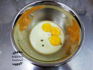松软杯子蛋糕,等上述混合物温度降至手温，加入蛋黄，并用手抽搅拌均匀。