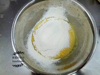 松软杯子蛋糕,把低筋面粉，过筛入上述蛋黄浆里。用软刮刀翻拌均匀不用翻的太用力，看见没有明显颗粒的时候就要停手。因为翻拌太久的话，低筋面粉会起筋，蛋糕就不松软啦。