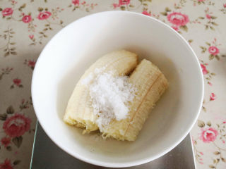 香蕉蜜豆酥,把香蕉去皮加入白糖用勺子按压成泥，因为香蕉比较软压压就成泥了，如果是其它水果不好压成泥，可以用料理机打成泥，