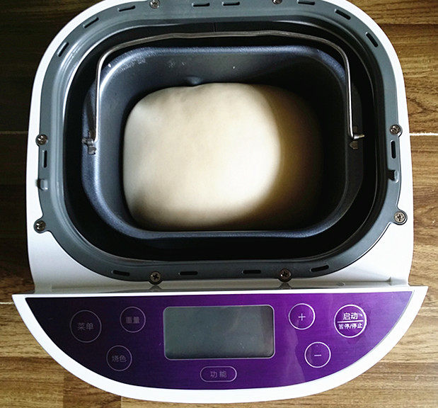 网红奶酪包,搓圆后置于面包机内，用室温发酵，至2.5倍大时取出