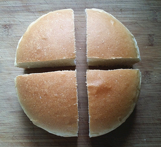 网红奶酪包,将晾凉的面包横竖两刀切4瓣