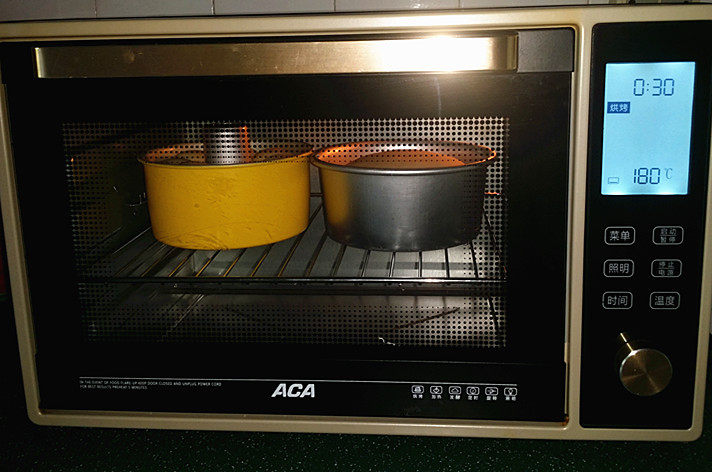 网红奶酪包,接着将模具送入预热好的烤箱中下层：上火165度，下火180度
