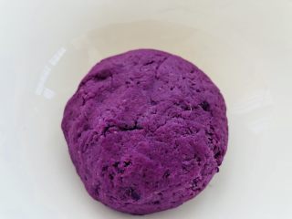 紫薯南瓜🎃芝士饼,面粉揉成光滑的面团不要太硬，不粘手为易