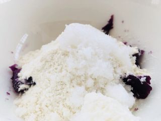 紫薯南瓜🎃芝士饼,加入适量白糖，面粉