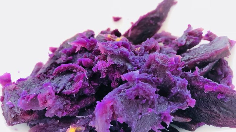 紫薯南瓜🎃芝士饼,先趁热把紫薯压成泥