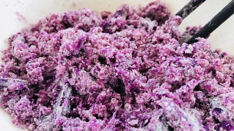 紫薯南瓜🎃芝士饼,用筷子快速搅拌