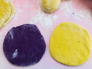 紫薯南瓜🎃芝士饼,分别擀成薄片