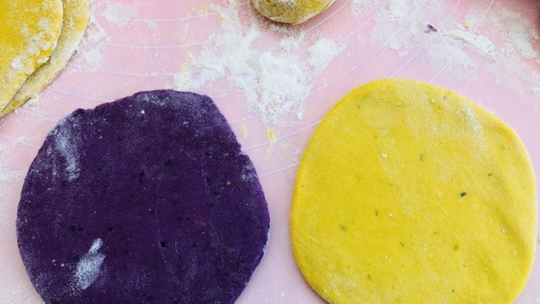 紫薯南瓜🎃芝士饼,分别擀成薄片