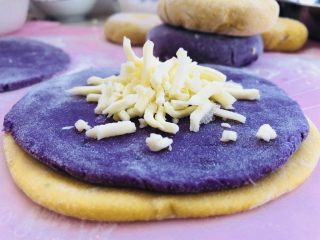 紫薯南瓜🎃芝士饼,将南瓜面片与紫薯面片叠放买一起，放上适量芝士