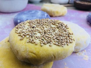 紫薯南瓜🎃芝士饼,沾上芝麻，可以用手指沾些水打湿饼得表面，那样芝麻更容易沾上，不脱落