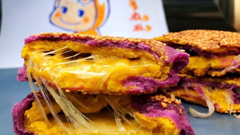 紫薯南瓜🎃芝士饼,香甜的紫薯南瓜加上美味的芝士，好吃到停不下嘴！