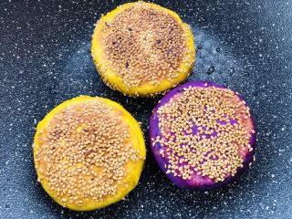 紫薯南瓜🎃芝士饼,平底锅倒少许油，中小火煎制焦黄反面，最后小火煎制熟
