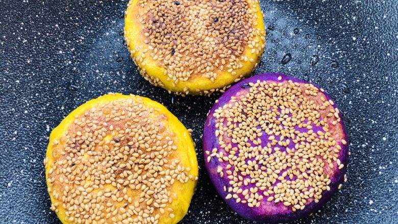 紫薯南瓜🎃芝士饼,平底锅倒少许油，中小火煎制焦黄反面，最后小火煎制熟