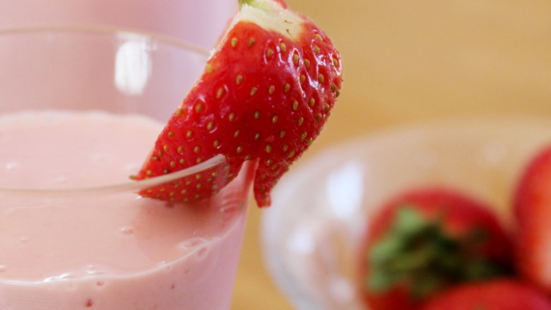 草莓思慕雪,用半个草莓切半，在切一刀，但不要切断，插在杯上装饰。
